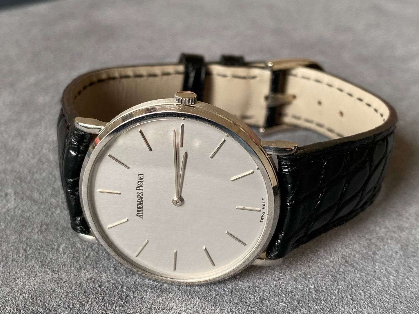 Audermars Piguet Classic Round Manual Winding Watch Unisex - PM Vintage Watches - Audemars Piguet